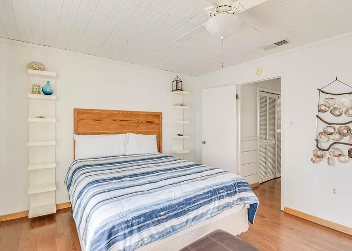 Gulf Shores Condo With Pool Access Walk To Beach!