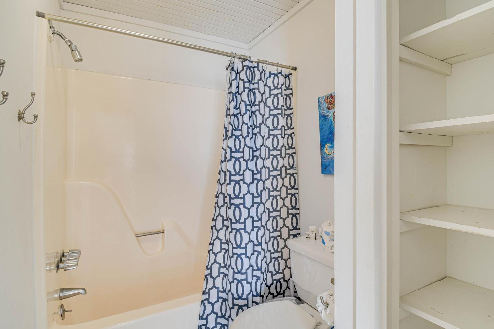 Apartment With Pool Access Walk To Beach! *
