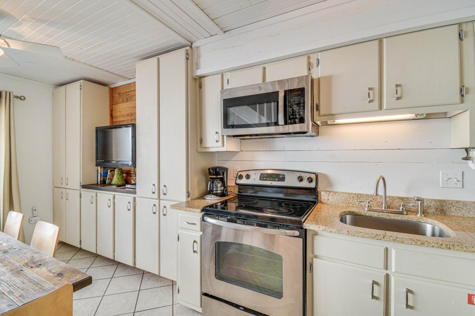 With Pool Access Walk To Beach! Apartment