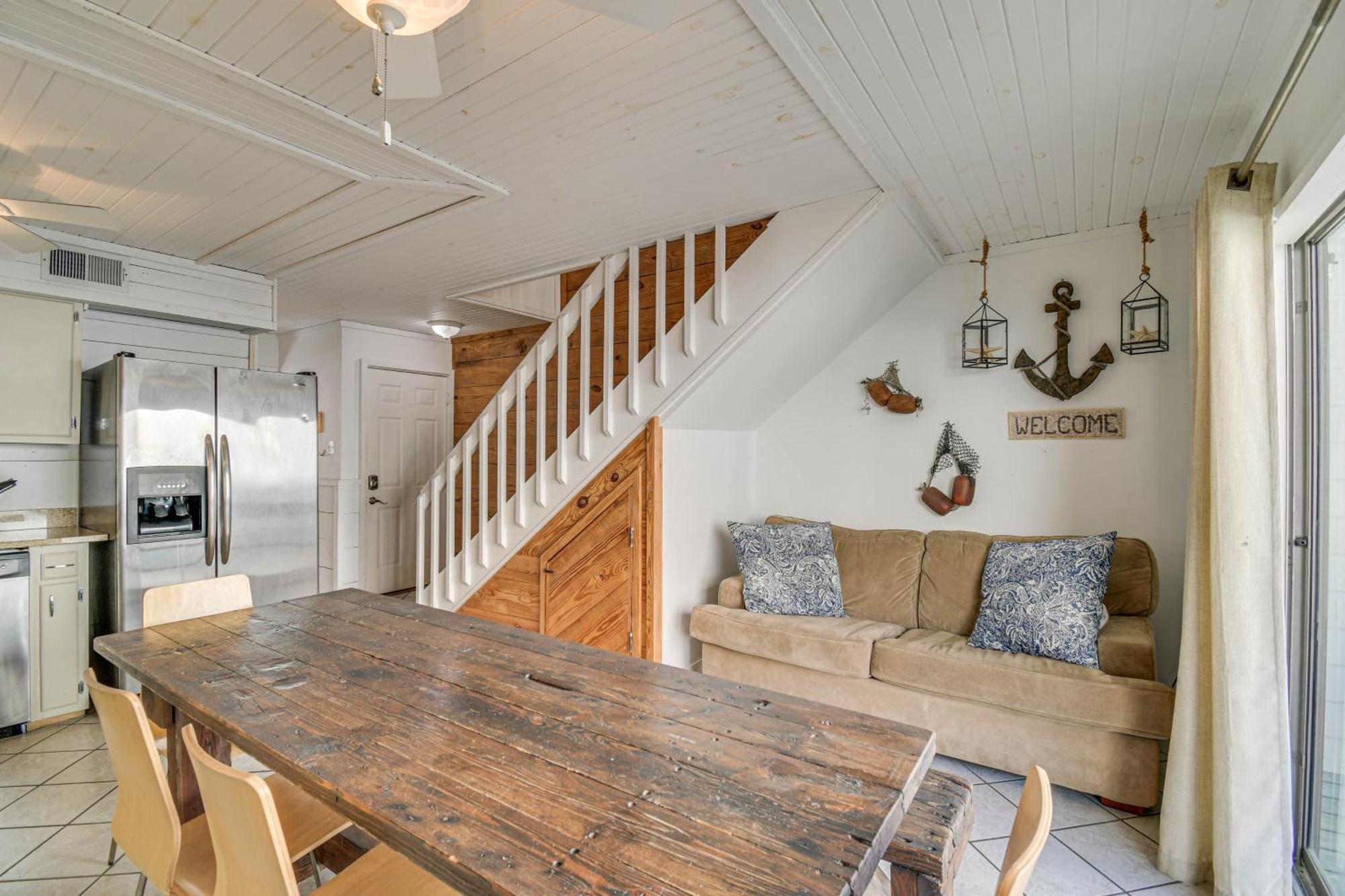 Apartment With Pool Access Walk To Beach! *