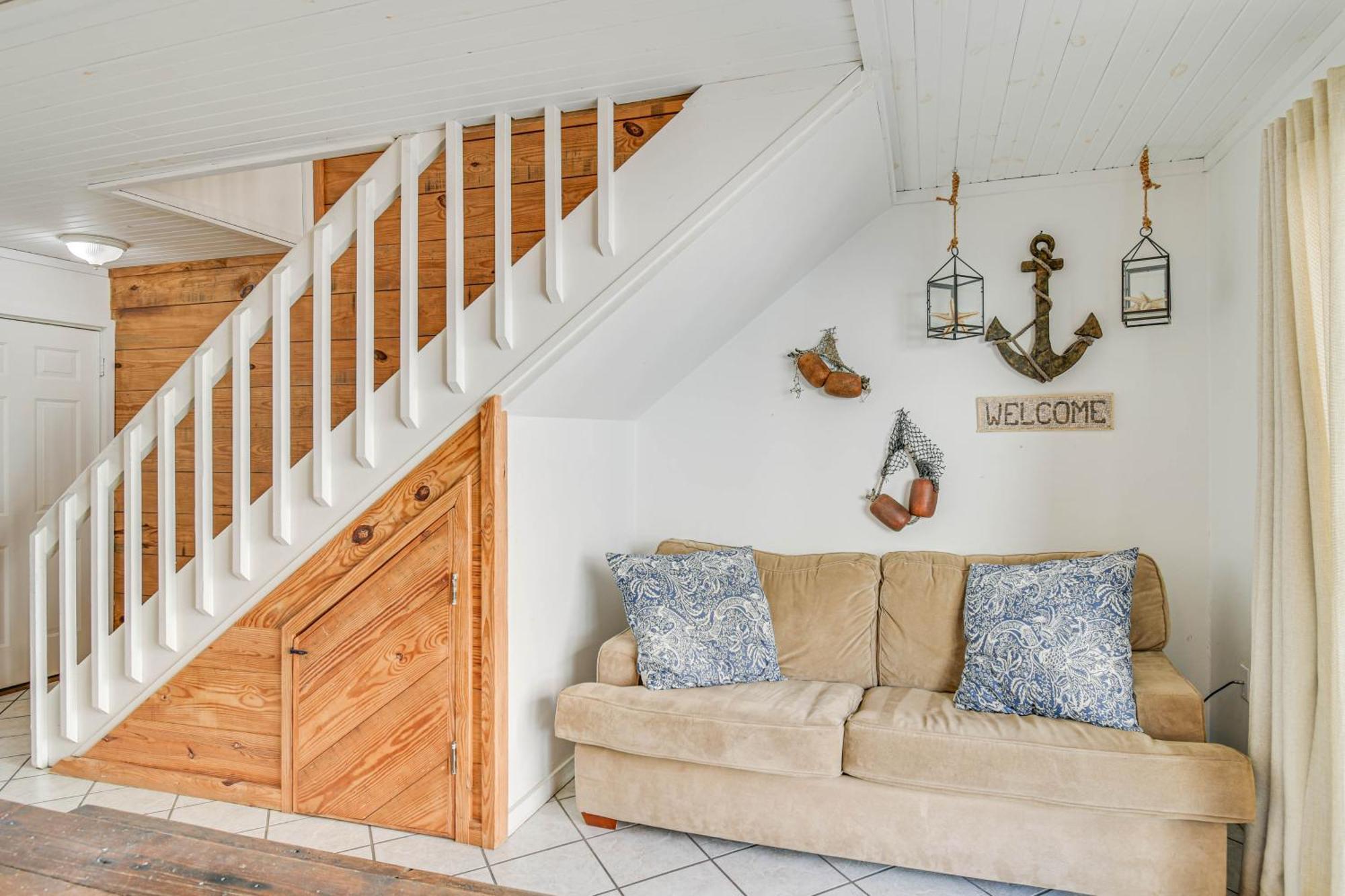 With Pool Access Walk To Beach! *