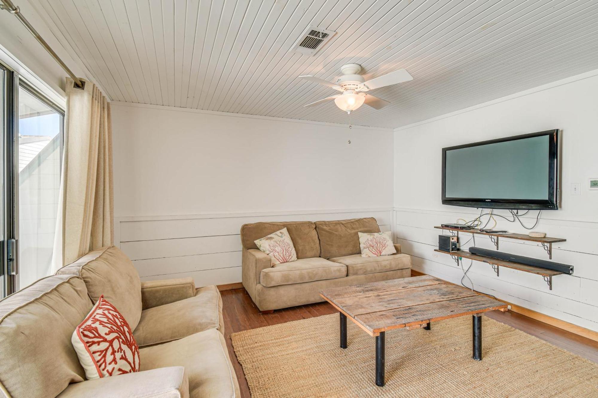 With Pool Access Walk To Beach!