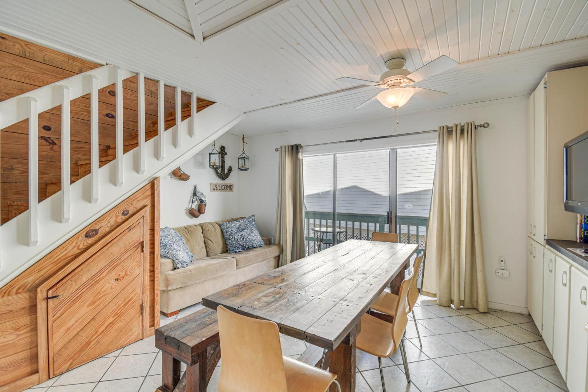 Apartment With Pool Access Walk To Beach!