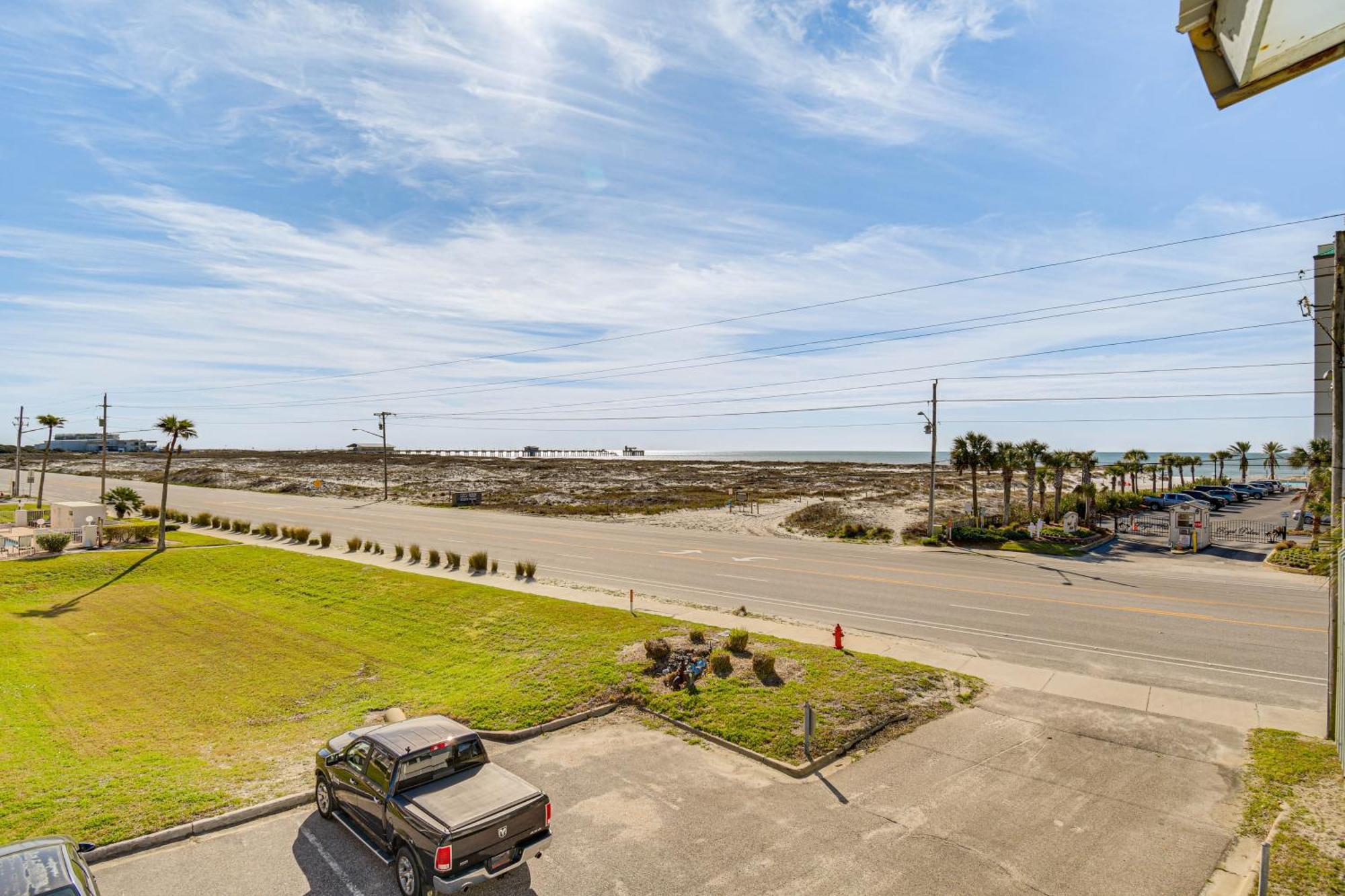 With Pool Access Walk To Beach! Apartment Gulf Shores