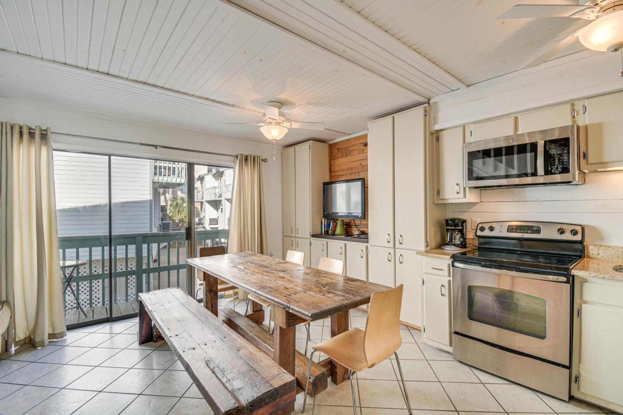 With Pool Access Walk To Beach! Apartment *
