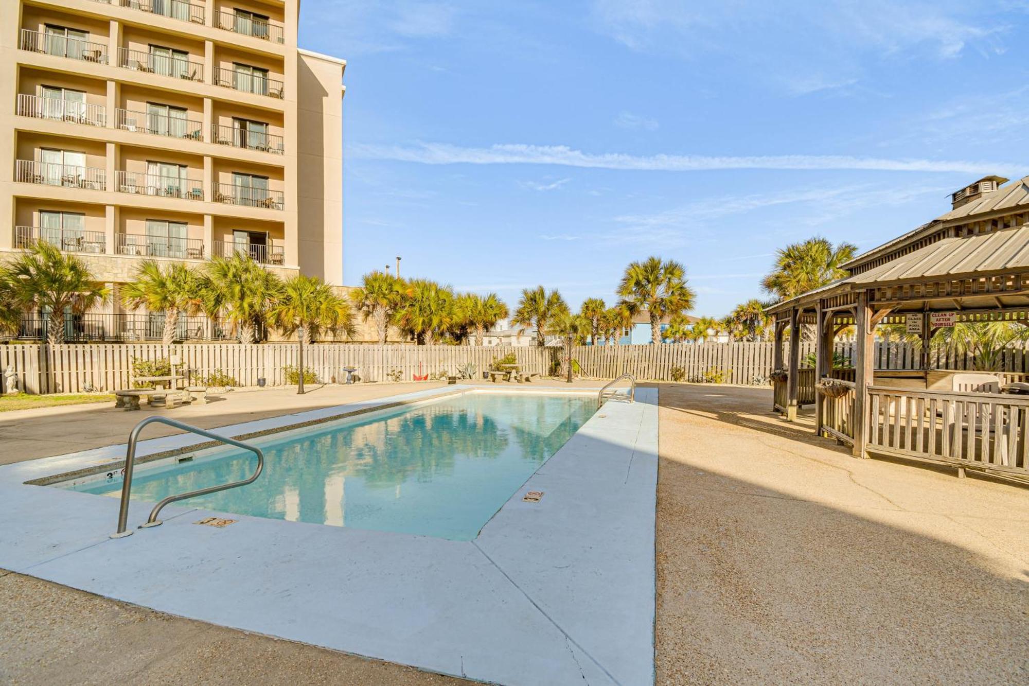 Appartamento With Pool Access Walk To Beach!